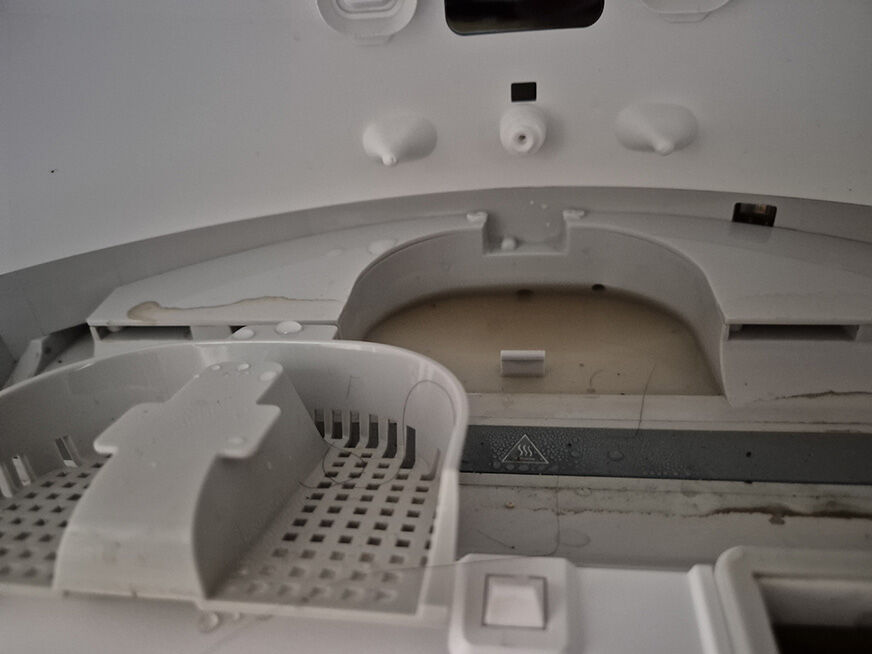 Innenleben der Station mit sichtbaren Wasserrückständen.